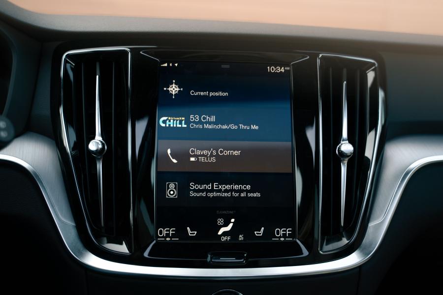 Детали интерьера Volvo V60 T5 Cross Country 2018 года  (NA) (фото 12 из 17)